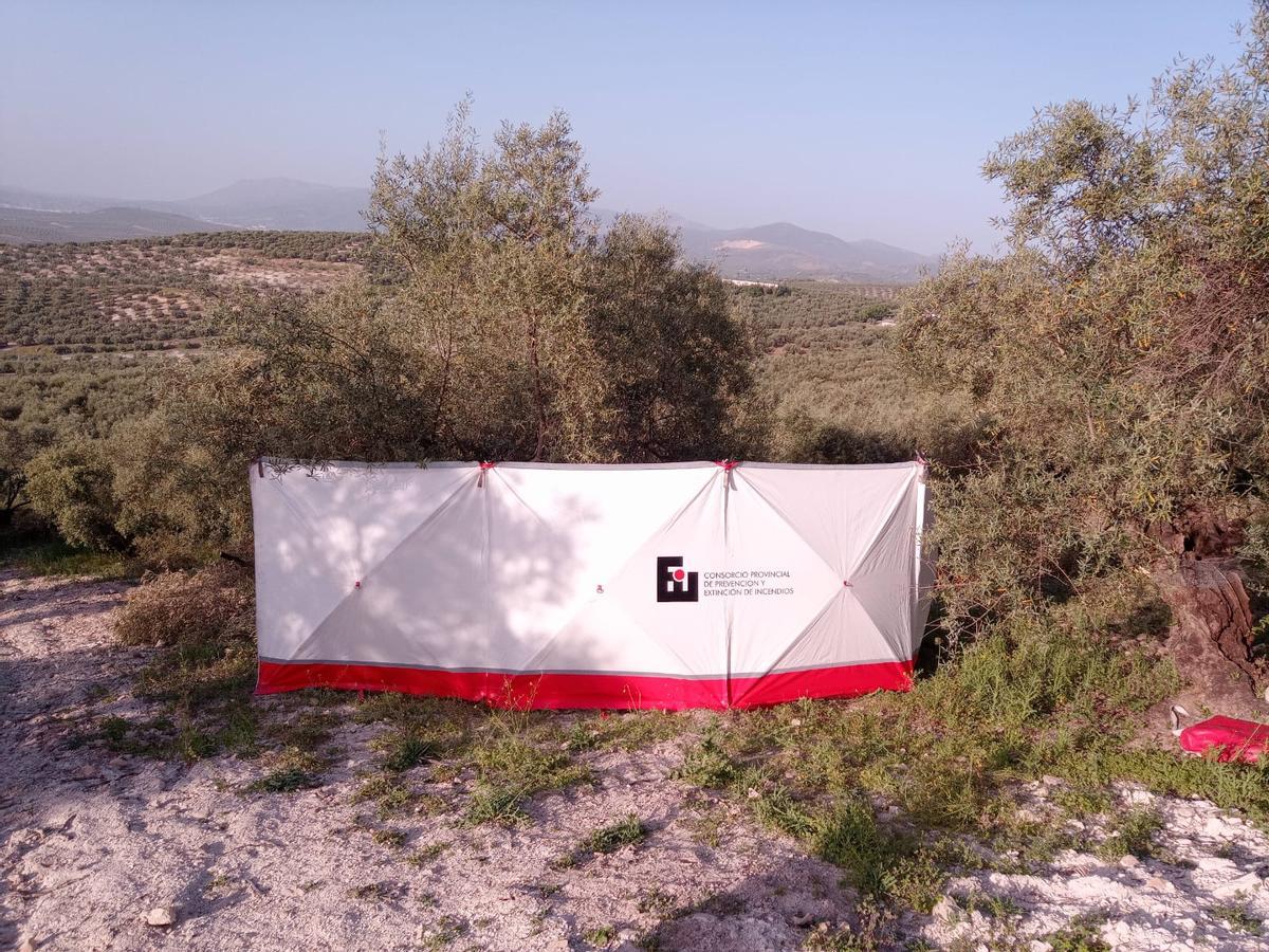 Una lona rodea el lugar donde se ha registrado el accidente mortal a la espera del levantamiento del cadáver, en la tarde de este miércoles.