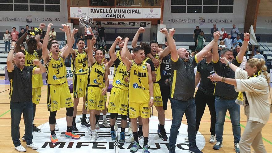 Refitel Bàsquet Llíria levantó el trofeo de campeón de la Conferencia E de la Liga EBA