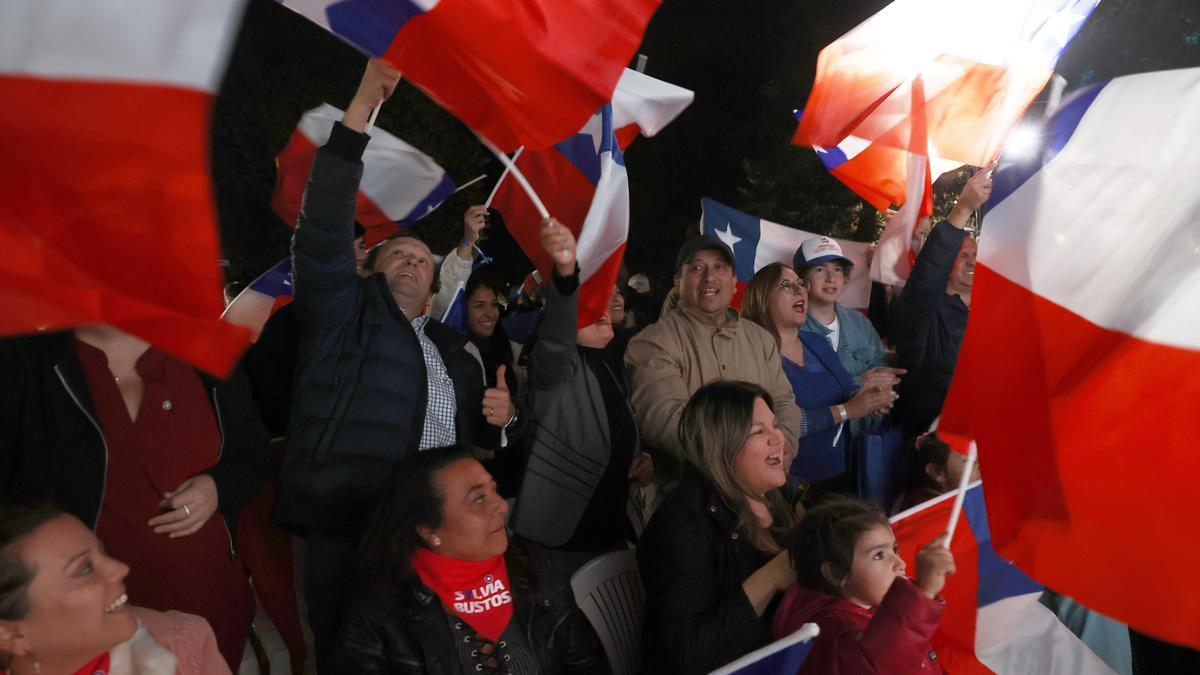 Comandos políticos esperan los resultados de las elecciones en Chile.