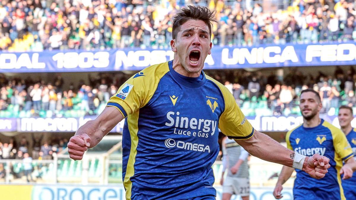 Gio Simeone, festejando el primer gol que anotó