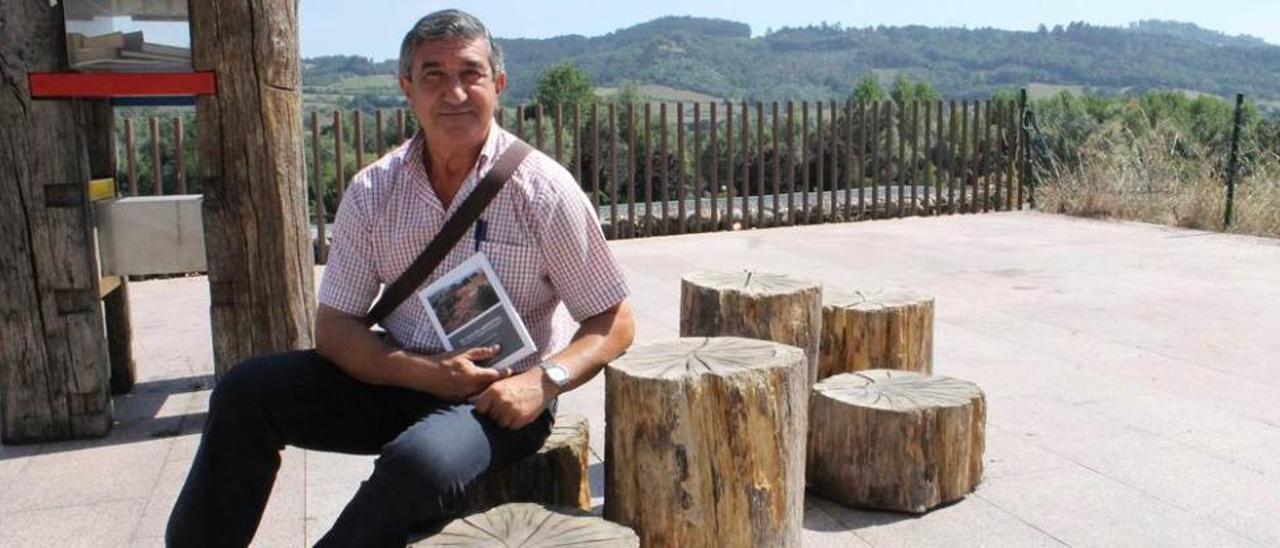 Tomás Sergio García, con su libro, en Grado.