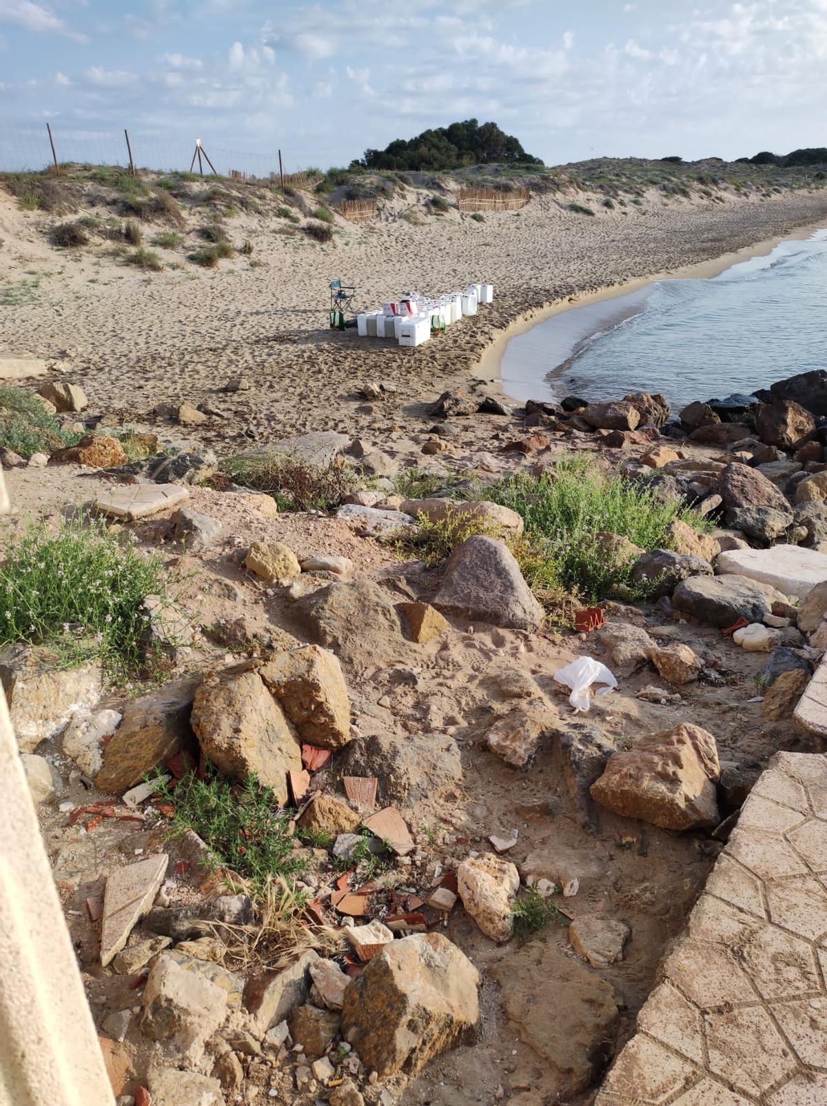 Bidones de combustible encontrados en la playa del Pinet.