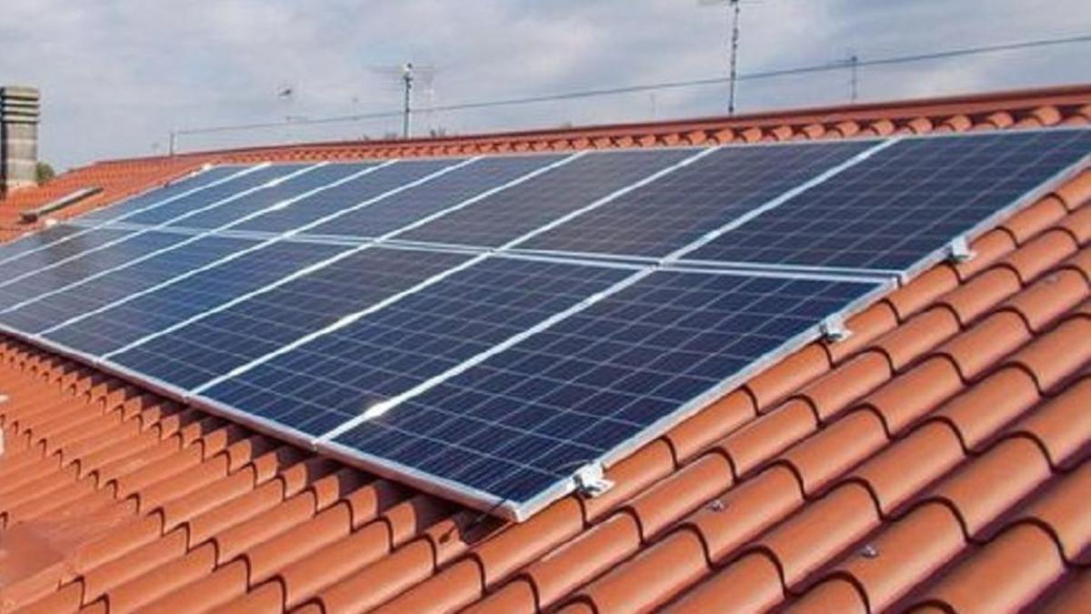 Placas solares en un tejado.