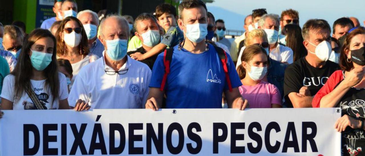 Una concentración de pescadores de recreo en Bueu.   | // G.N.