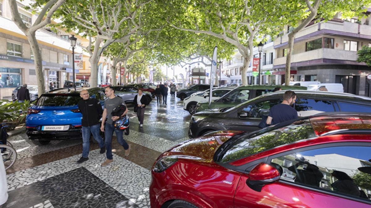 Coches expuestos en el paseo de les Germanies de Gandia, en una feria anterior