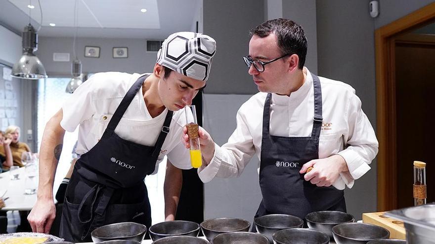 Paco Morales (a la derecha) en la cocina de Noor, en una imagen de archivo.