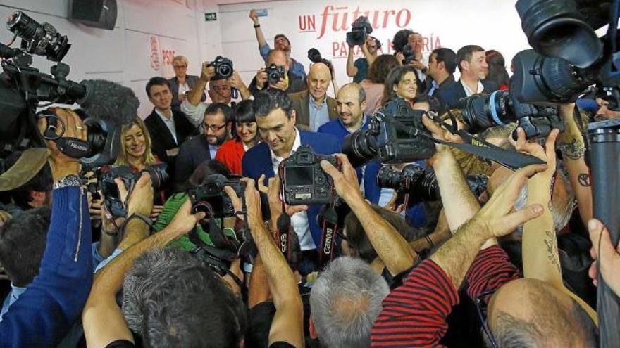 Pedro Sánchez, envoltat de càmeres, ahir a la nit a la seu del PSOE al carrer Ferraz de Madrid