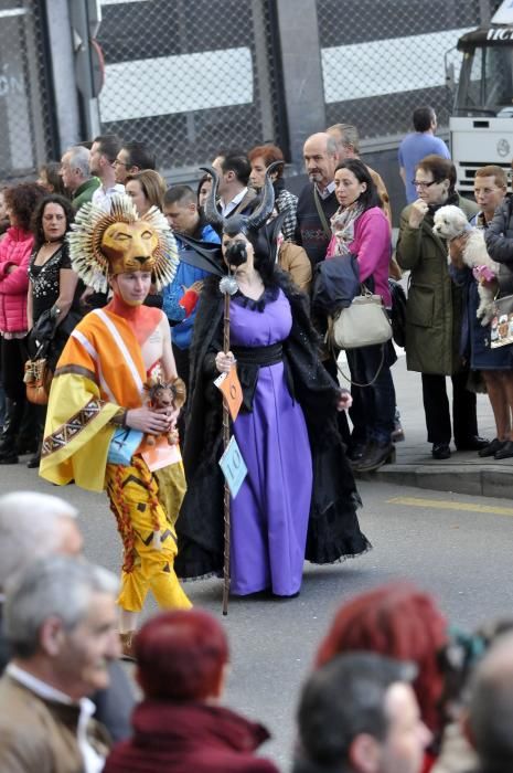 Participantes en el desfile del Antroxu en Pola de Lena.