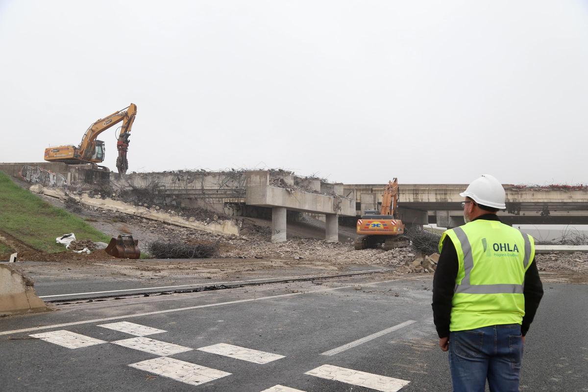 Demoliciones de dos de las tres estructuras reparadas de la variante de Los Visos.