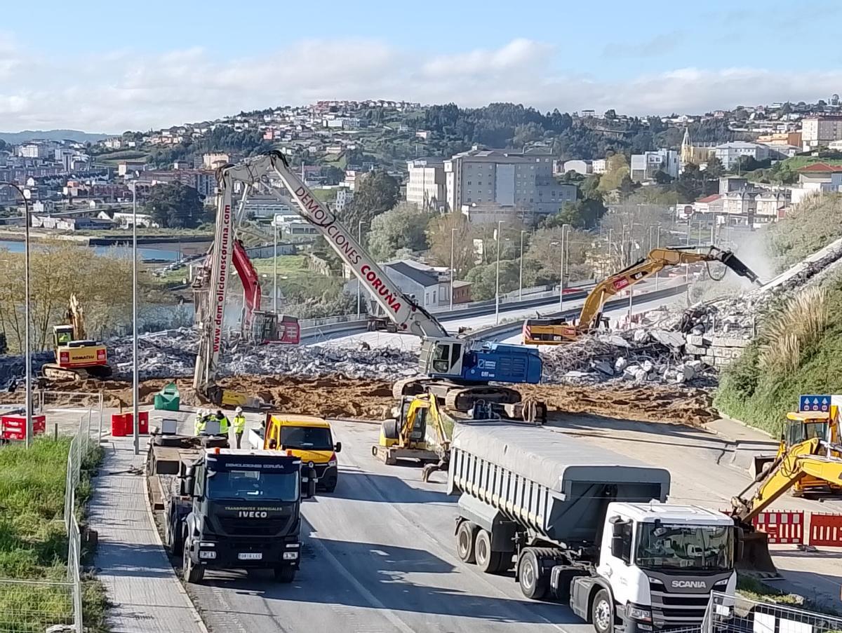 La parte central del viaducto, ya derribada, este martes.