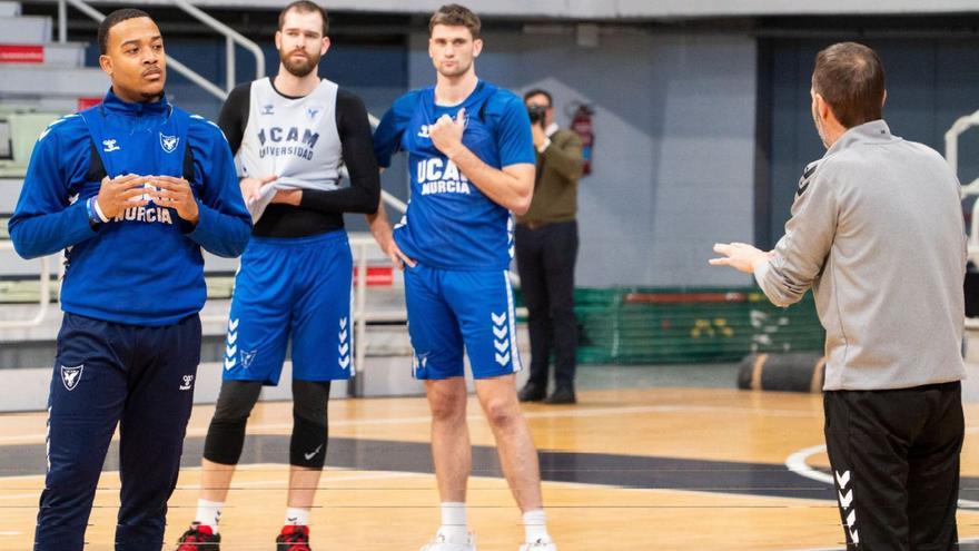 Sito Alonso habla con Caupain, Radovic y Sleva en el entrenamiento de ayer. | UCAM MURCIA CB