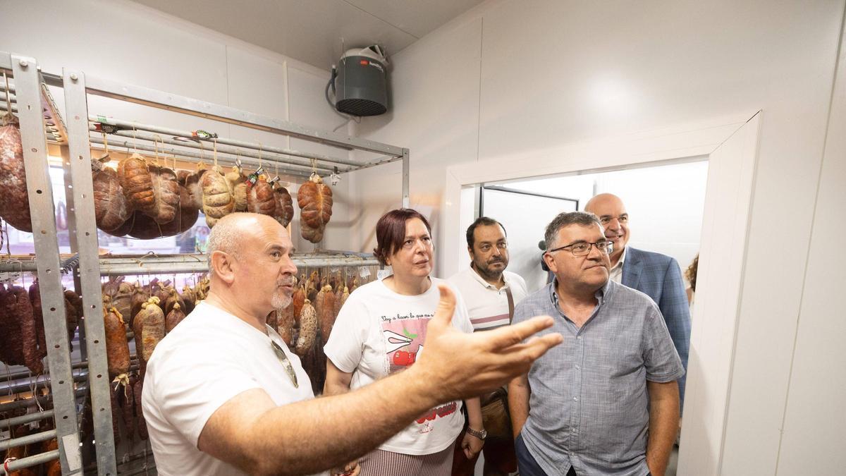 La secretaria de Estado de Agricultura, Begoña García Bernal, junto a Joan Simonet y Vicent Marí recorriendo la cooperativa ganadera Carn &amp; Coop en el Mercat Nou