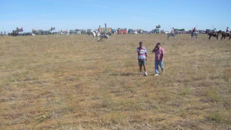 Aficionados y caballistas participantes en el encierro taurino de El Piñero.