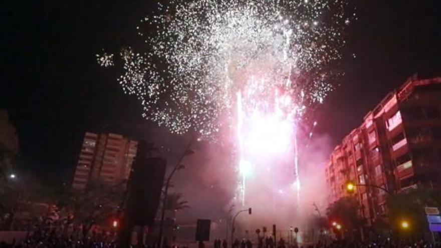 Así fue la mascletà nocturna en Benidorm