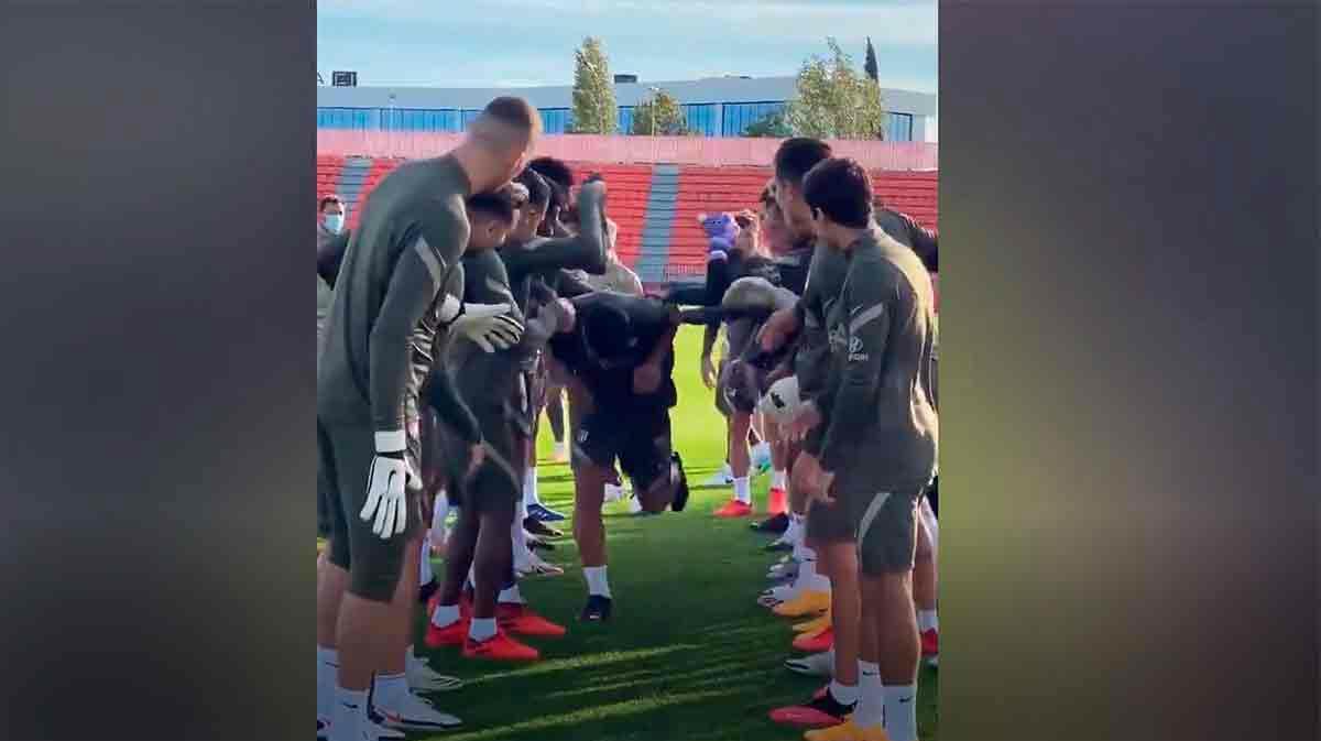 ¡Collejas para Luis Suárez en su primer entrenamiento con el Atlético de Madrid!