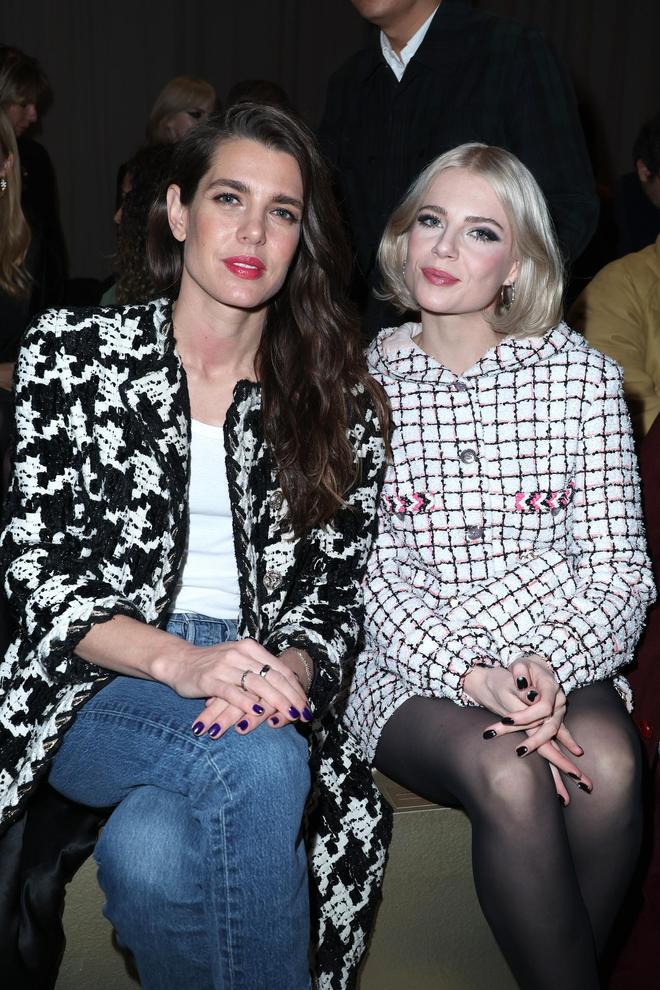 Charlotte Casiraghi y Lucy Boynton en el front row de Chanel.
