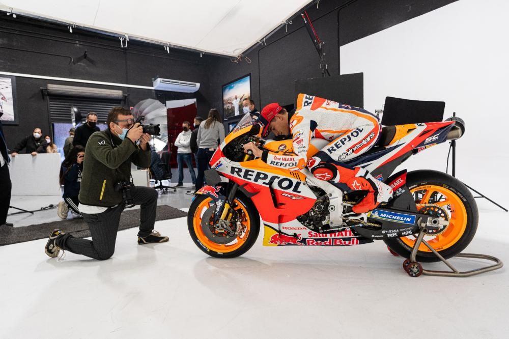 Sessió de fotos de Marc Márquez a l'antiga Pirelli