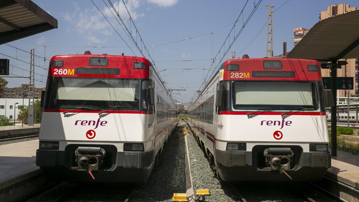 Dos trenes de la línea Alicante-Murcia estacionados en Alicante