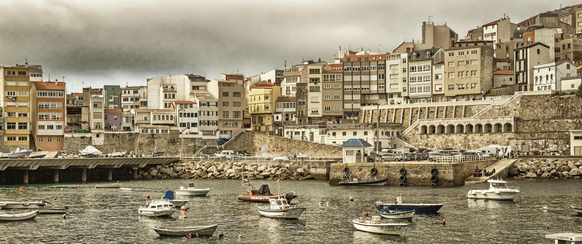 Vista de la ciudad y puerto pesquero, Malpica de Bergantiños, España.