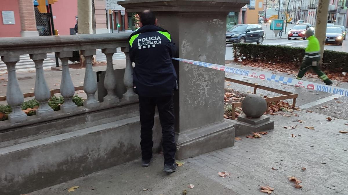 La Policia d'Olot tancant l'accés a la plaça Clarà aquest matí