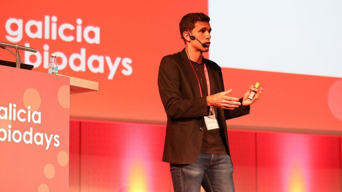 El biotecnólogo coruñés César de la Fuente, durante su intervención en la jornada inaugural de ‘Galicia Biodays’, ayer, en Palexco.  | // DAVID LANDROVE