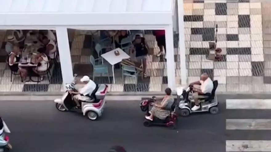 Los 'yayos' motorizados de Cullera que conquistan las redes