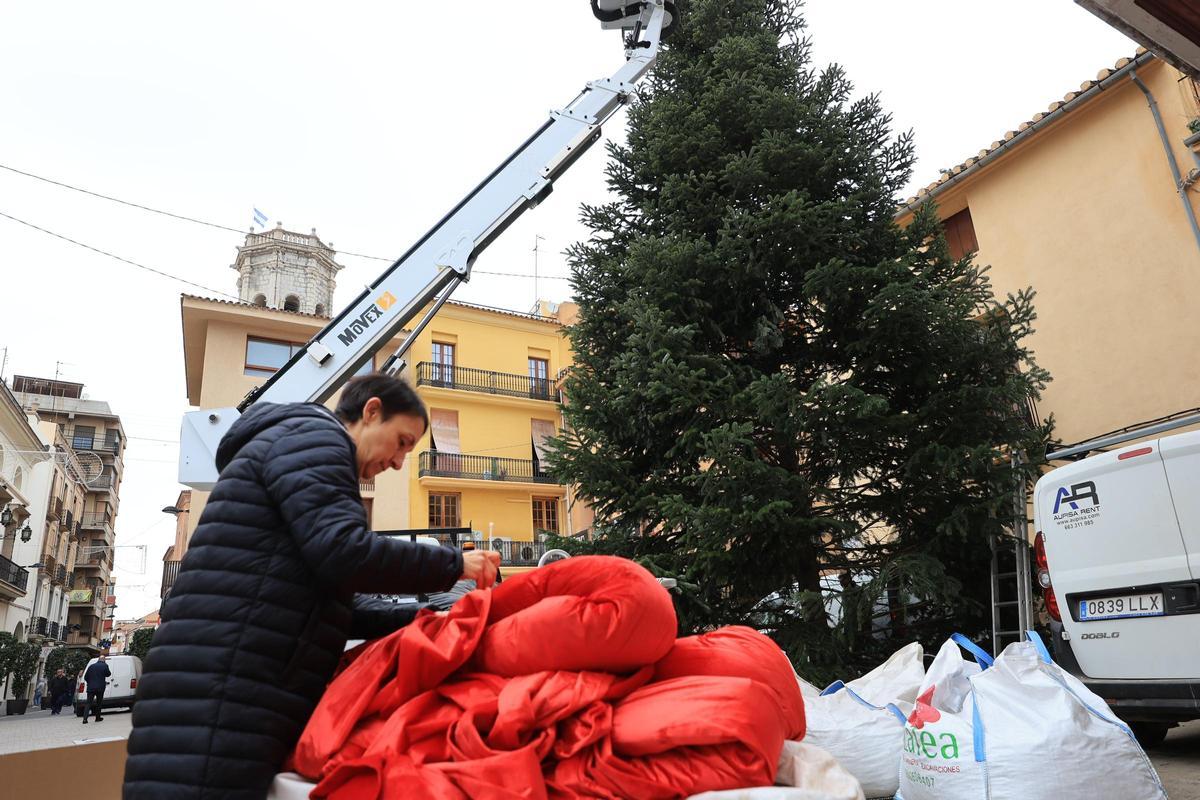 Fotogalería I Vila-real instala su árbol de Navidad más sostenible en la plaza de la Vila