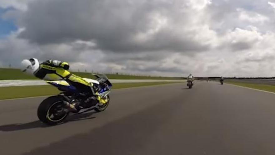 Espectacular accidente en la Superbike británica
