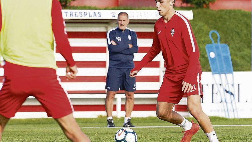 Nacho Méndez conduce el balón ante la mirada de Herrera.