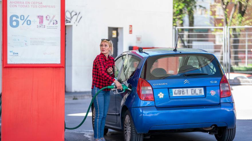 Omplir el dipòsit de gasolina a Girona per Setmana Santa és un 4% més car que el 2022