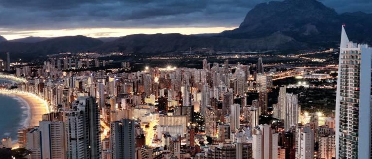 Vista nocturna de Benidorm, principal municipio turístico de la Comunidad Valenciana