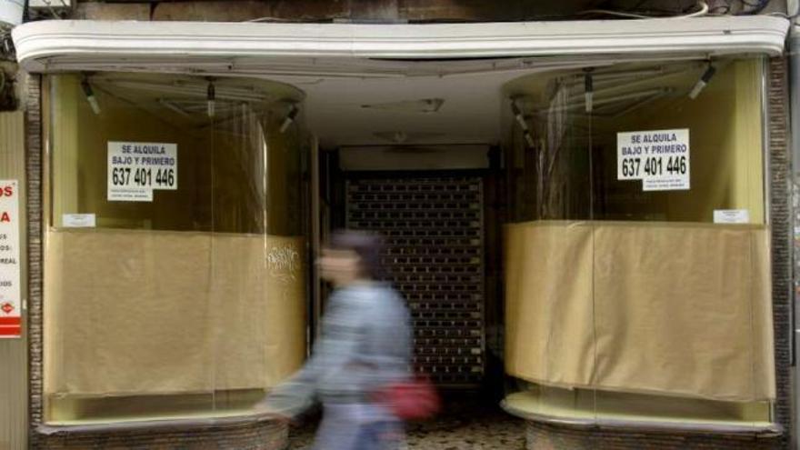 Bajo comercial cerrado en la Calle Real de A Coruña. / fran martínez