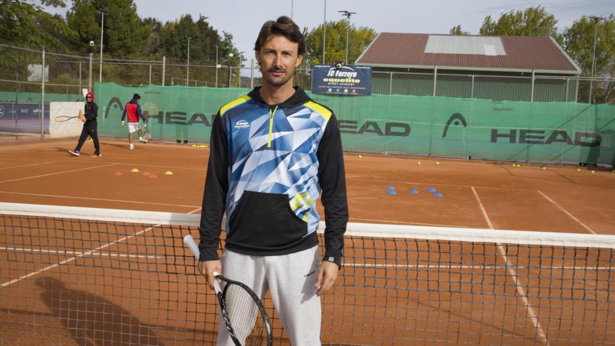 Juan Carlos Ferrero en las pistas de su academia