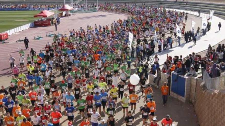 Los 3.500 participantes de la Media Maratón, junto a los 500 de la carrera de los 5-k, en la espectacular salida del estadio de atletismo ayer a las 10.05 horas.