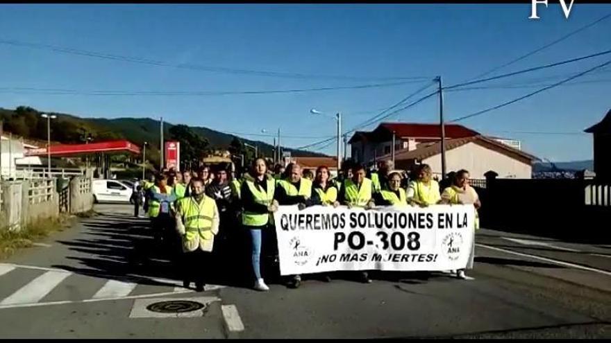 Protesta vecinal en Raxó, Poio, para exigir seguridad vial en la PO-308