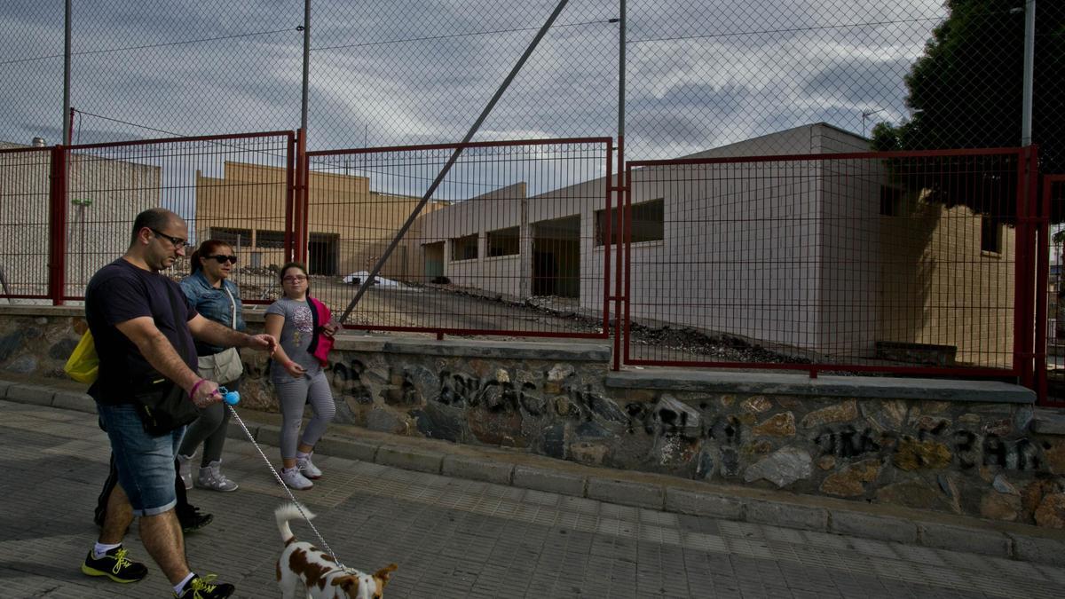 Vecinos pasando delante del antiguo colegio Hispanidad, en imagen de archivo