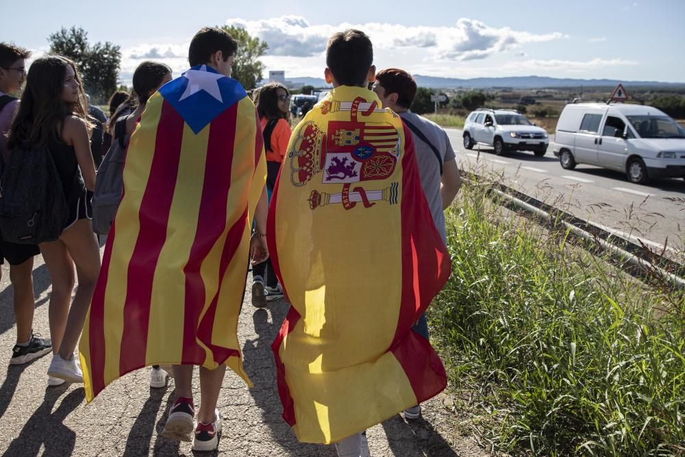 Els Mossos carreguen per dispersar les persones que tallaven la C-65 a Cassà