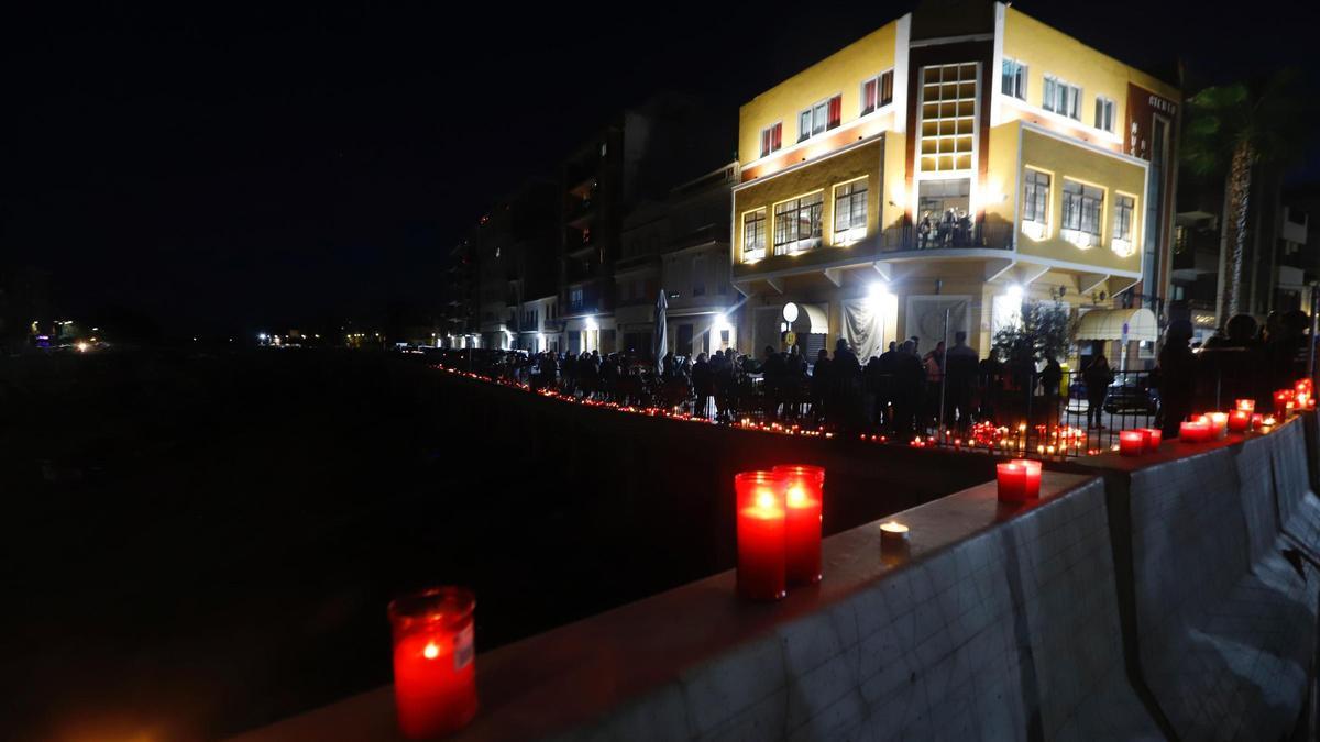 Primer aniversario de la dana: Decenas de personas encienden velas alrededor del Poyo