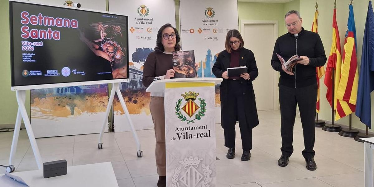La presidenta de la Junta de Festes, Carmina Arrufat, ha presentado la programación de la Semana Santa de Vila-real junto a la edila Noelia Samblá y el vicario general, mosén Javier Aparici.