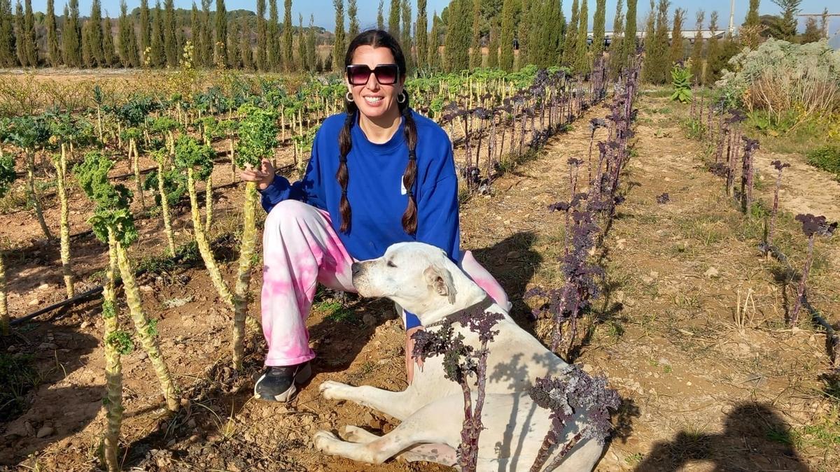 Alba Falgàs, acompanyada del seu gos, a l'hort que té a Torroella de Fluvià.