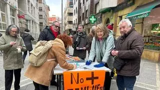 Vecinos de La Calzada instalan una mesa informativa y recogen firmas contra el paso de camiones por Príncipe de Asturias: "Es un a lucha común"