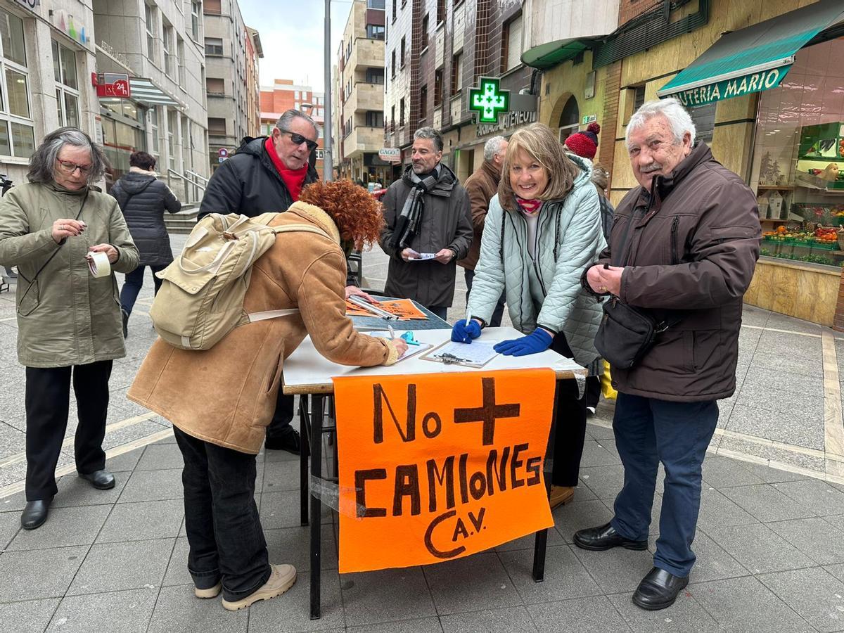 Vecinos de La Calzada recogen firmas contra el paso de camiones por Príncipe de Asturias