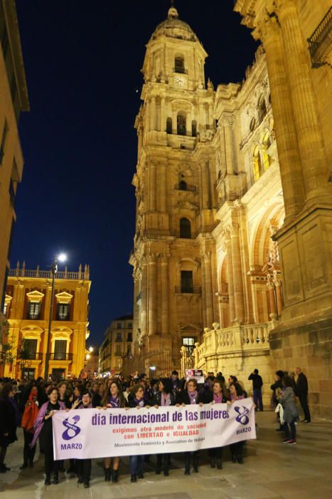 Cientos de personas se sumaron este miércoles a la marcha para conmemorar el Día Internacional de la Mujer. A la manifestación, que se inició en la Plaza de la Constitución a las 19.00 horas, acudieron asocaciones de mujeres como las Kellys de Málaga, Resistencia Feminista o el Movimiento Feminista Asociativo de Málaga