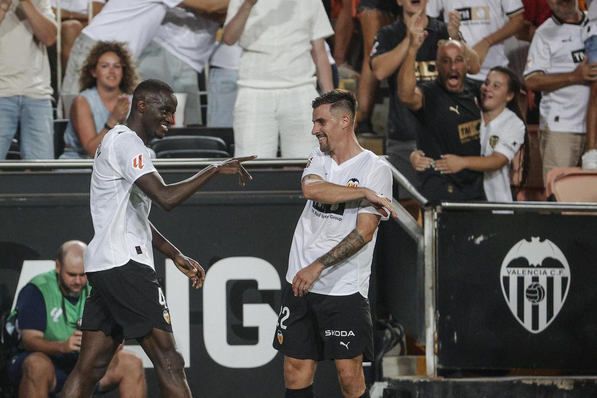 Diakhaby celebra un gol con Santamaría en Mestalla.
