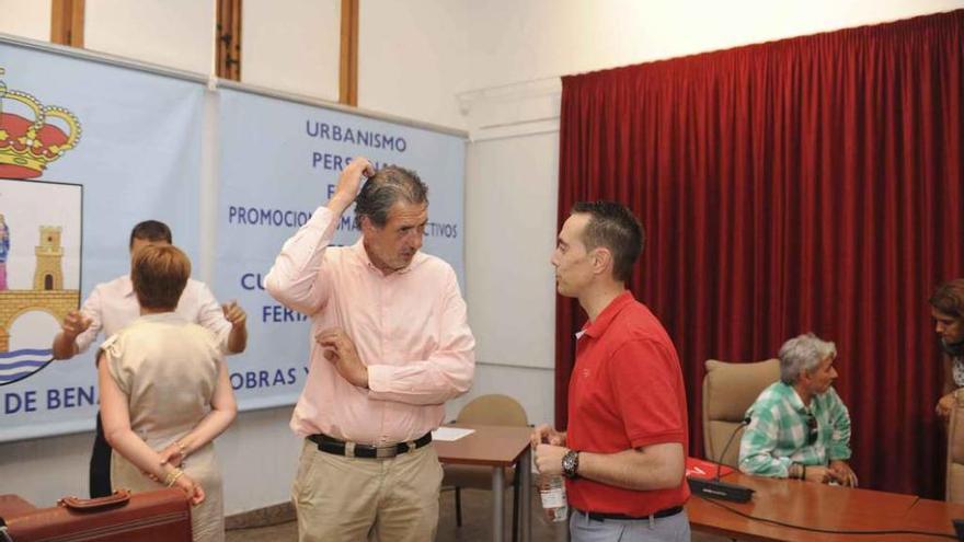 Juan Dúo y Luciano Huerga conversan antes de iniciar una reciente sesión plenaria.