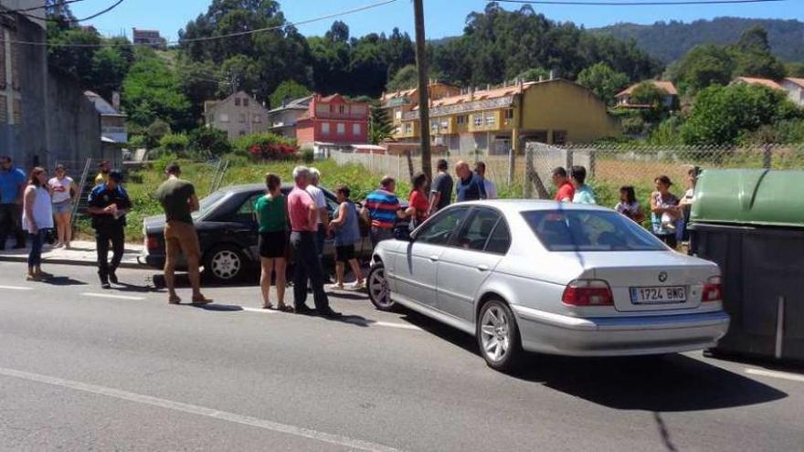 El Mercedes acabó empotrado en un poste del tendido tras salirse de la vía en Ramón Cabanillas. // G.N.