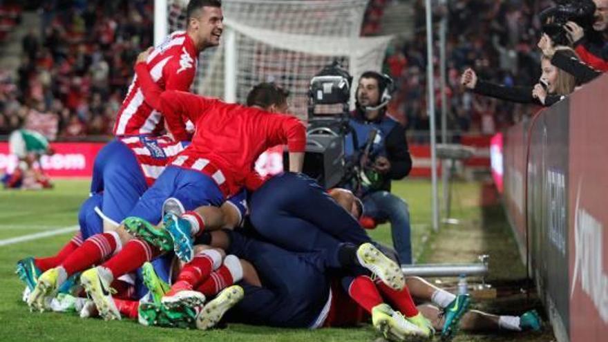 Els jugadors del Girona celebren un dels tres gols que dissabte passat van marcar a l&#039;Osca.