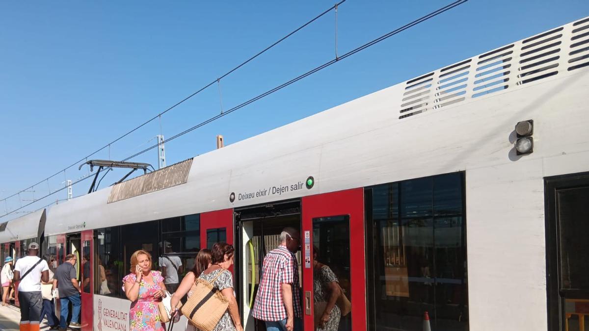 Usuarios suben al metro en una estación de Metrovalencia´.