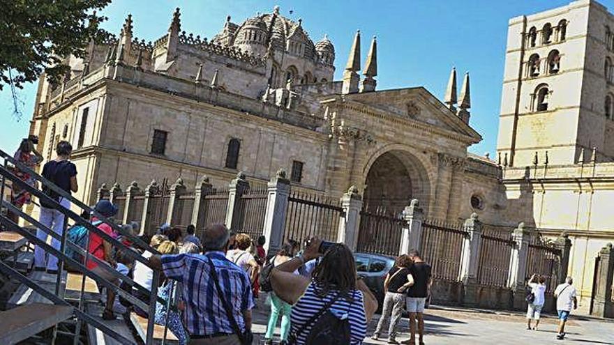 Un nutrido grupo de turistas visita la Catedral.