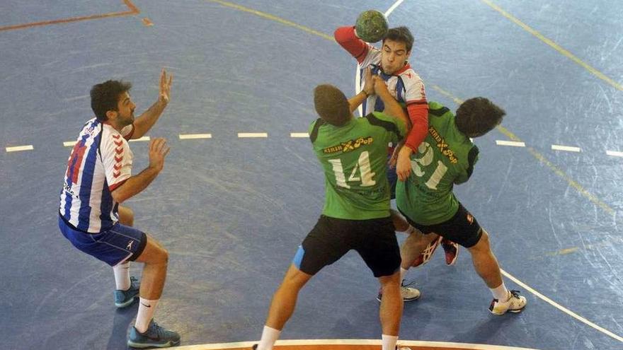 Dos jugadores del OAR tratan de avanzar ante la defensa del Xiria en la cancha San Francisco Javier.